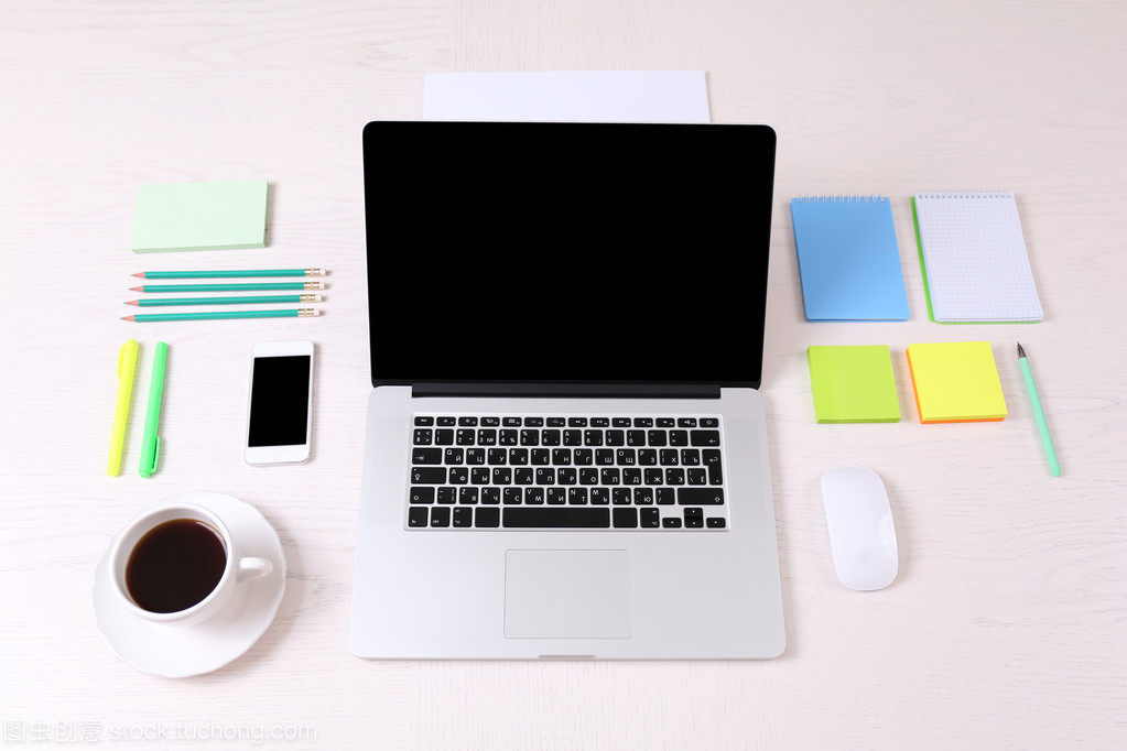 木桌上启程 笔记本电脑引领现代办公新风尚