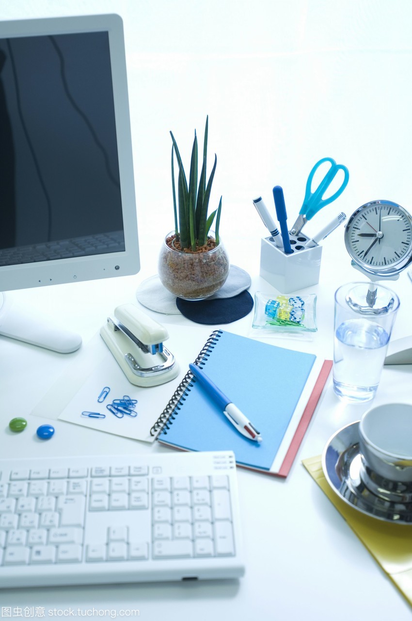 桌间办公 电脑与咖啡，效率与温度的协奏曲